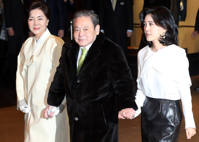 The late Samsung Chairman Lee Kun-hee attends a New Year’s dinner for executives at the Hotel Shilla in Seoul in 2014 with his wife, Hong Ra-hee, former director of the Leeum, Samsung Museum of Art. (Yonhap)