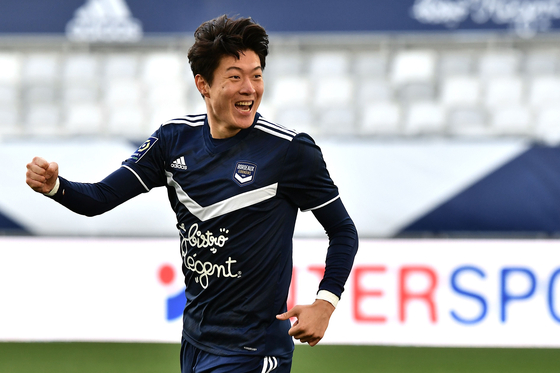 Hwang Ui-Jo of Bordeaux FC celebrates his goal during the French Ligue 1 match against Angers on Sunday at the Nouveau Stade de Bordeaux in Bordeaux, France. [AFP/YONHAP]