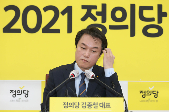 In this file photo, Justice Party Chairman Kim Jong-cheol prepares for the New Year's press conference at the National Assembly on Jan. 20, 2021.  [YONHAP]
