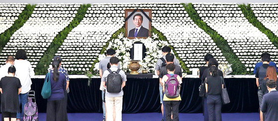 In this file photo, people pay respects at the mourning site for the late Seoul Mayor Park Won-soon in front of the Seoul City Hall on July 12, 2020.  [WOO SANG-JO]