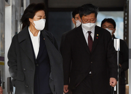 Vice Justice Minister Lee Yong-gu, right, who is in hot water over allegations of assault against a taxi driver, accompanies outgoing Justice Minister Choo Mi-ae out of the ministry's headquarters in Gwacheon, Gyeonggi on Monday. [YONHAP]