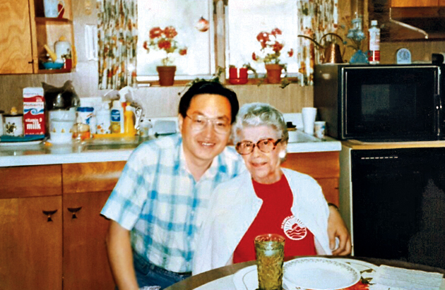 조 회장이 1996년 미국 애리조나주에서 99세였던 양어머니 에드나 넬슨과 함께한 모습. 한국월드비전 제공