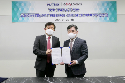 김선진 플랫바이오 대표(왼쪽)와 송동호 지바이오로직스 대표가 업무 협약식 이후 기념 촬영을 하고 있다.