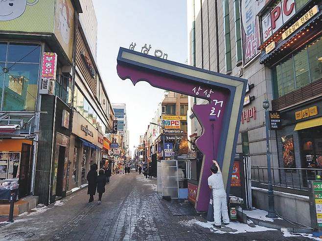 부천역을 중심으로 부천역사 내 이마트와 부천역지하도상가·부천자유시장·부천역로데오거리 등 집객력이 우수한 상업시설이 역사 주변에 밀집해 있다. /사진제공=상가의신