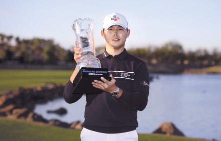 김시우가 25일 끝난 PGA투어 아메리칸 익스프레스 토너먼트에서 3년 8개월만에 우승을 차지한 뒤 우승컵을 들어보이고 있다. [USA 투데이]