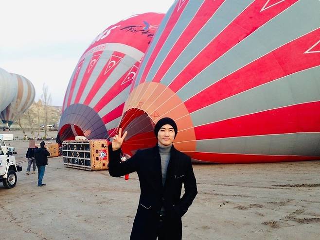 Actor Song Seung-heon recalled memories by uploading past Travel photosSong Seung-heon posted a picture on January 25th with an article entitled # Memories on his personal instagram.Song Seung-heon in the public photo is looking at the camera with a warm smile while taking a V pose.Especially, the handsome Song Seung-heon was attracted to the appearance.The news is Yeji Lee