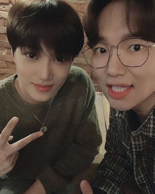 Broadcasters Jang Sung-kyu and EXO Kai met.Jang Sung-kyu posted a selfie taken with EXO Kai on personal SNS on January 25th.Jang Sung-kyu added with the photo, Kairos, a god who leaves for Bora Kai in Kai and Kaien. Enjoying imagination. Thank you for Help.Jang Sung-kyu has also supported Kai, who made his solo debut with a two-shot shot taken with Kai last November.Park Su-in on the news