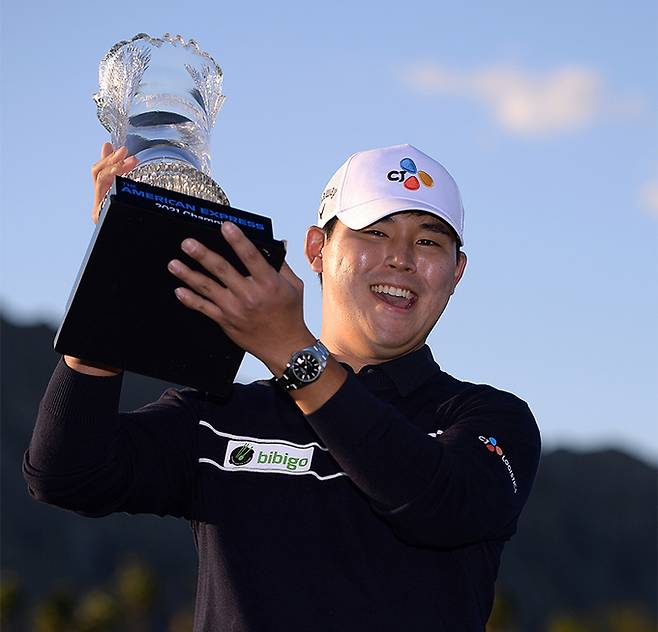 김시우가 25일 PGA투어 아메리칸 익스프레스에서 우승한 뒤 트로피를 들고 활짝 웃고 있다. 라킨타=USATODAY·연합뉴스