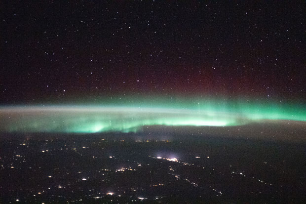 2021년 1월 12일 러시아 밤하늘에 오로라가 뒤덮여 있다. 국제우주정거장이 러시아 위, 우크라이나와 카자흐스탄 사이 424.8㎞ 상공에서 바라본 지구./사진=NASA