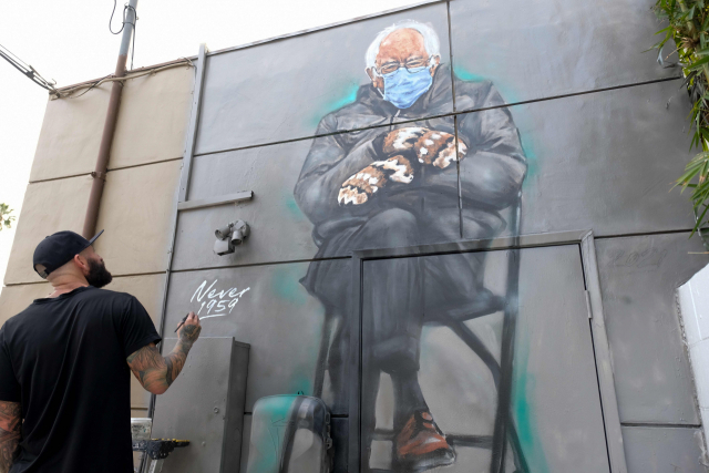 화가 조너스 네버가 24일(현지시간) 캘리포나아주의 컬버시티에서 버니 샌더스 상원의원 벽화를 그리고 있다. /AFP연합뉴스