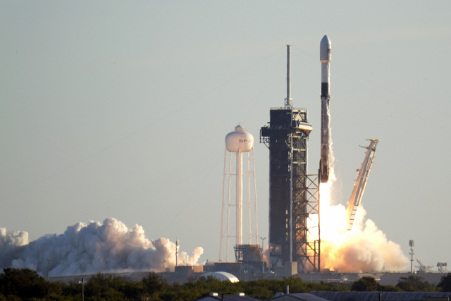 일론 머스크가 이끄는 우주개발업체 스페이스X의 팰컨9 로켓이 20일(현지시간) 오전 플로리다 케네디 우주 센터에서 발사 되고 있다./AP연합뉴스