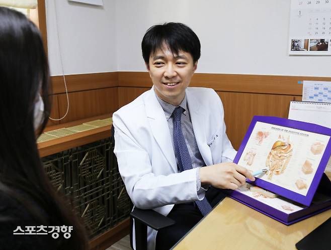 세란병원 내과 김영우 과장이 크론병이 의심되는 환자를 상담하고 있다. 사진 세란병원 제공