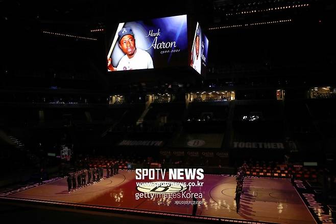 ▲ 24일(한국시간) 행크 애런 추모 시간을 가진 NBA 브루클린 네츠-마이애미 히트 경기.