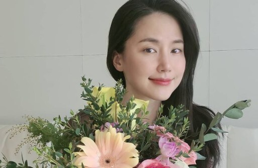 On the 25th, Gong Hyo-jo posted a picture on his Instagram with an article entitled Thank you for the flower gift # healing gift # flower farm saving # flower farm # helping flower farmers # flower stargram.Gong Hyun-joo poses with flowers in a vase.Gong Hyun-joo, who is staring at the camera with Smile, captures Eye-catching with her graceful charm and elegant beautiful looks in everyday life.On the other hand, Gong Hyo-jo recently met with fans through TV Chosun Revenge.