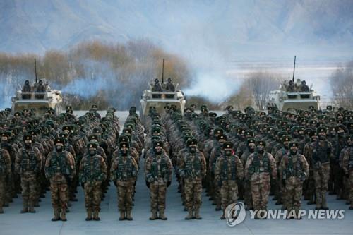1월 4일 중국 인민해방군 병사들이 훈련을 받는 모습. [AFP=연합뉴스]