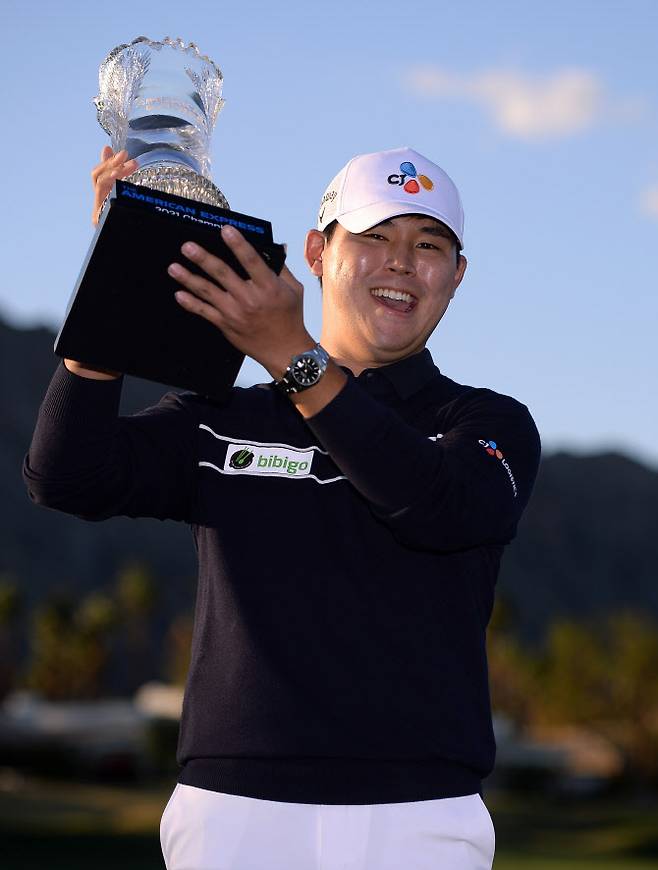 김시우가 25일(한국시간) 미국 캘리포니아주 라킨타의 PGA 웨스트 스타디움 코스에서 열린 PGA 투어 아메리칸 익스프레스에서 통산 3승째를 올린 뒤 우승트로피를 들고 환하게 웃고 있다. (사진=AFPBBNews)