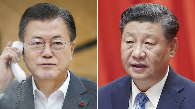 문재인 대통령(왼쪽)이 26일 오후 청와대에서 시진핑 중국 국가주석과 전화 통화하고 있다. (사진=연합뉴스)