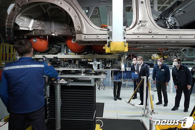 현대자동차 울산공장 모습. 문재인 대통령과 정의선 현대차그룹 회장 등이 공장을 둘러보고 있다. 2020.10.30/뉴스1 © News1 유승관 기자