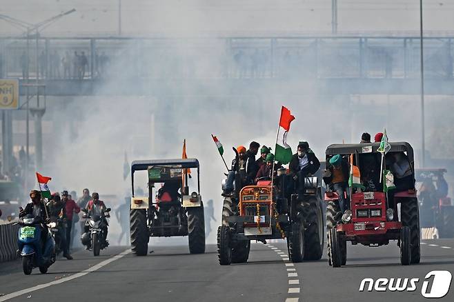 인도 농민들이 26일 시위를 벌이기 위해 트랙터를 몰고 집결하고 있다. © AFP=뉴스1