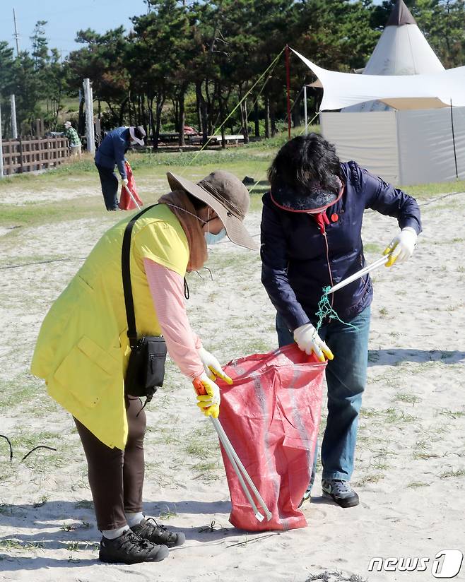 (제주=뉴스1) 강승남 기자 = 제주특별자치도가 자원순환 실천운동에 참여하는 마을과 단체를 공개모집한다고 26일 밝혔다. 제주시 애월읍 곽지해수욕장과 한담해변 일원에서 열린 '2020 제주 플로깅(JEJU-Plogging)' 행사에서 참가자들이 쓰레기를 줍고 있다. 이날 행사는 제주도 지속가능발전협의회와 뉴스1 제주본부가 주최했다.2020.9.25/뉴스1 © News1 오현지 기자