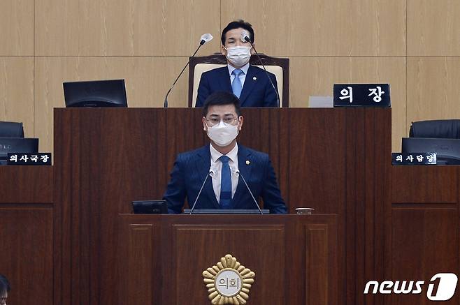 최윤성 울주군의원이 26일 울주군의회 제200회 임시회 제1차 본회의에서 아동학대 전담팀 신설을 촉구하는 5분 자유발언을 하고 있다.(울주군의회 제공) © 뉴스1