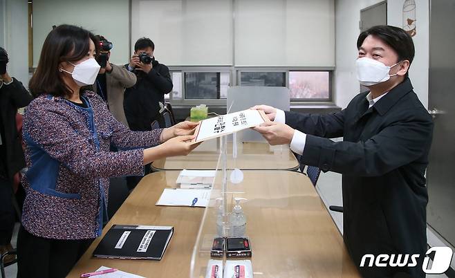 서울시장 보궐선거에 출마를 선언한 안철수 국민의당 대표가 26일 서울 종로구 서울특별시선거관리위원회에서 예비후보자등록을 하고 있다. 2021.1.26/뉴스1 © News1 국회사진취재단