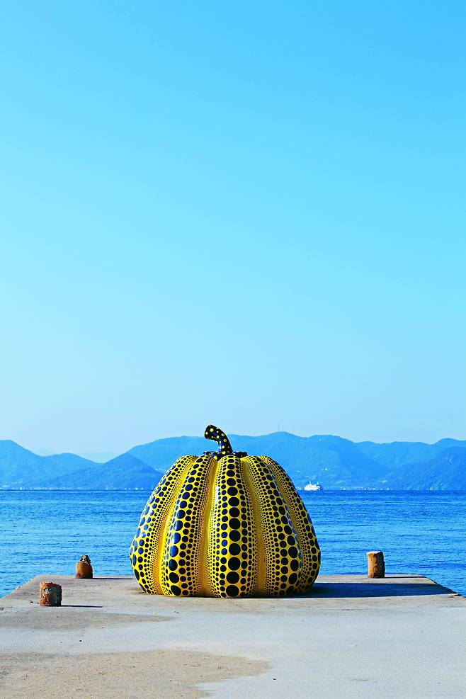 예술의 섬 나오시마에 설치된 구사마 야요이의 '호박'./을유문화사