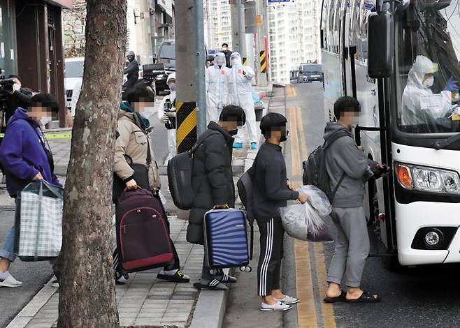 25일 생활치료센터로 가기 위해 이송버스에 타고 있는 IEM국제학교 확진자들 /신현종 기자