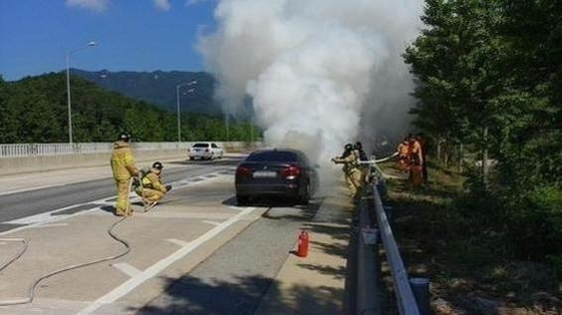 경북 영주에서 화재가 발생한 BMW 520d 차량/영주소방서 제공