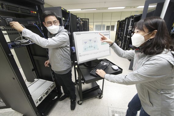 KT 대전연구개발센터에서 연구원들이 양자암호 관련 기술 및 표준을 연구하고 있다. KT 제공