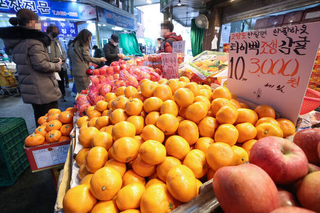 지난 22일 오후 서울 마포구 망원시장에서 시민들이 과일을 고르고 있다. 연합뉴스