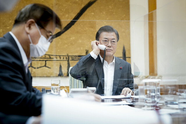 문재인 대통령이 26일 시진핑 중국 국가주석과 통화를 하고 있다. 청와대 제공