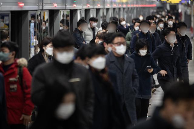 26일 서울 광화문역에서 마스크를 착용한 시민들이 출근길 발걸음을 재촉하고 있다. 서울시는 지난해 2월부터 현재까지 지하철과 버스, 택시 대상 총 950건의 환경 검체에 대한 검사를 시행한 결과 신종 코로나바이러스 감염증(코로나19) 바이러스 불검출을 확인했다고 25일 밝혔다. 뉴스1