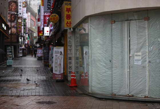 지난해 한국 경제는 -1.0%의 역성장을 기록했다. 1998년 외환위기 이후 22년만의 뒷걸음질이다. 사진은 26일 명동거리에 폐업한 상점의 모습. [연합뉴스]