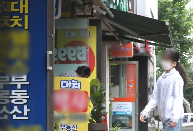 서울 대치동 아파트 밀집지역에 위치한 중개업소 전경. /뉴스1