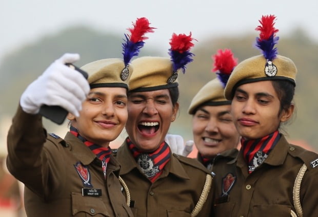 인도의 국경일인 공화국기념일(1월26일)에 맞춰 퍼레이드를 준비하고 있는 펀잡 지방의 경찰들이 셀카를 찍고 있다.  사진=EPA