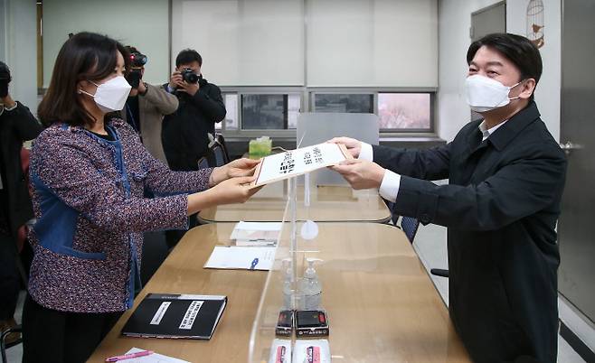 안철수 국민의당 대표가 26일 서울 종로구 서울특별시선거관리위원회에서 4월 서울시장 보궐선거의 예비후보자 등록을 하고 있다. 국회사진기자단