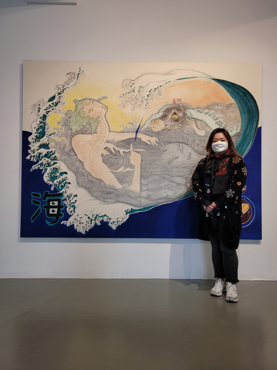 Artist Tae Kim poses with her painting ″Black Cow,″ which is part of the ″On-Tact″ exhibition at K.O.N.G Gallery in central Seoul. [MOON SO-YOUNG]