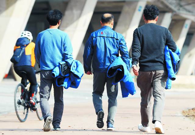 서울 낮 최고기온이 영상 13도까지 오른 25일 서울 서초구 잠수교 인근에서 시민들이 두꺼운 외투를 벗어들고 산책하고 있다. 최근 국내 날씨는 강추위와 고온 현상이 번갈아 나타나고 있다. 뉴시스