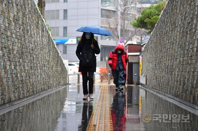 26일 우산을 챙기지 못한 시민들이 가벼운 비를 맞고 다니는 모습도 보였다.