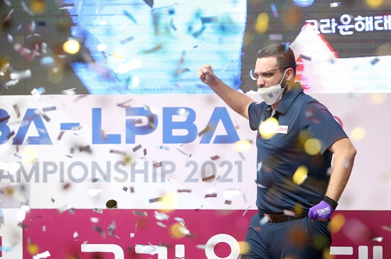 하비에르 팔라존이 크라운해태챔피언십 우승 후 세레머니를 하고 있다.(사진=PBA 제공)