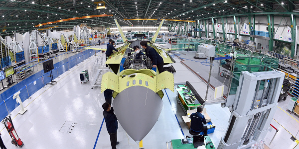항공항공우주산업 사천공장에서 올해 5월 이후 시험비행을 앞두고 있는 한국형 전투기 KFX 조립 장면. 한국항공우주산업 제공