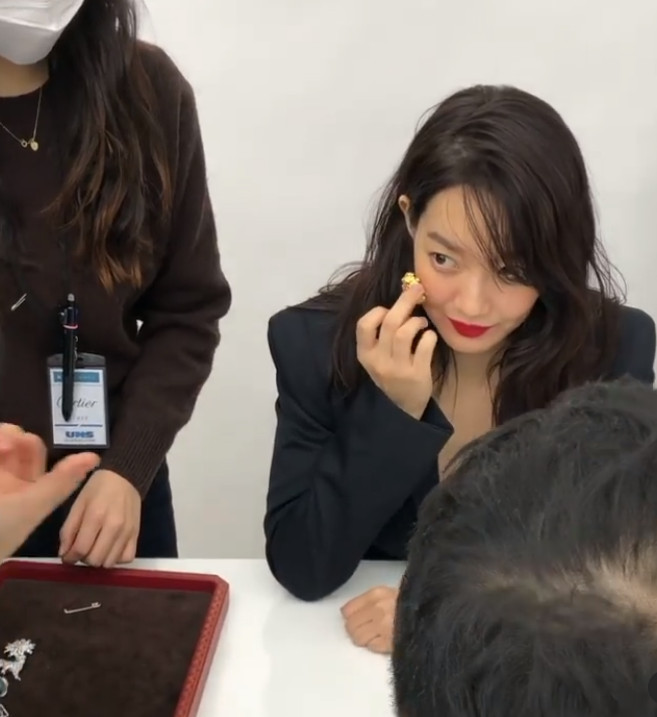 Actor Shin Min-a showed off her beauty during adorable period.Shin Min-a posted the video on Instagram on January 26 with the caption This is it.In the video, Shin Min-a is surrounded by staff and practice shooting pose.In a black jacket, Shin Min-a shows off her fresh wink as she poses with her shooting props on her face, as if shes melting even the winter Cold with Shin Min-as charming look.Meanwhile, Shin Min-a is set to release the film Leave directed by Yook Sang-hyo; and is in love with actor Kim Woo-bin since 2015.Lee Hae-jeong on the news