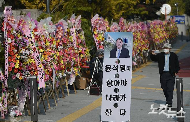 서울 서초구 대검찰청 앞에 윤석열 검찰총장을 응원하는 화환이 놓여져 있다. 이한형 기자