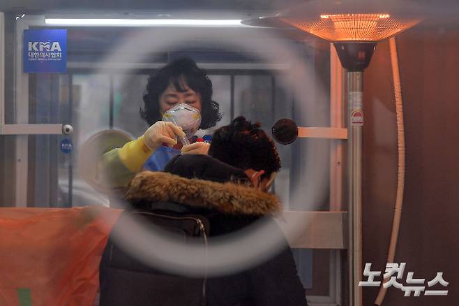 전세계 코로나19 누적 확진자가 1억명을 넘어선 것으로 집계된 26일 서울광장 임시선별검사소에서 의료진이 검체를 채취하고 있다. 박종민 기자