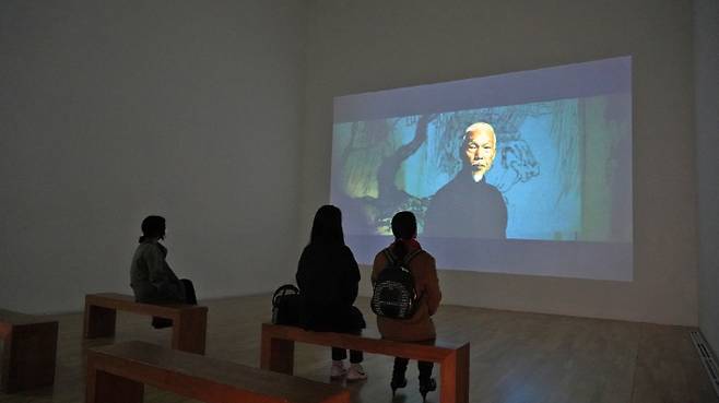 경주엑스포 솔거미술관을 방문한 관람객들이 박대성 화백의 작품세계가 담긴 '필법' 영상을 관람하고 있다. 경주엑스포 제공