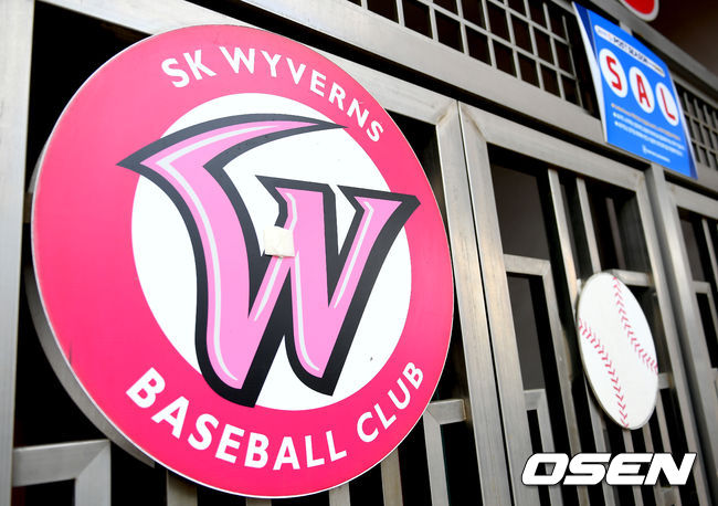 [OSEN=김성락 기자] 신세계 그룹 이마트가 SK 와이번스 야구단 인수를 준비하고 있다.