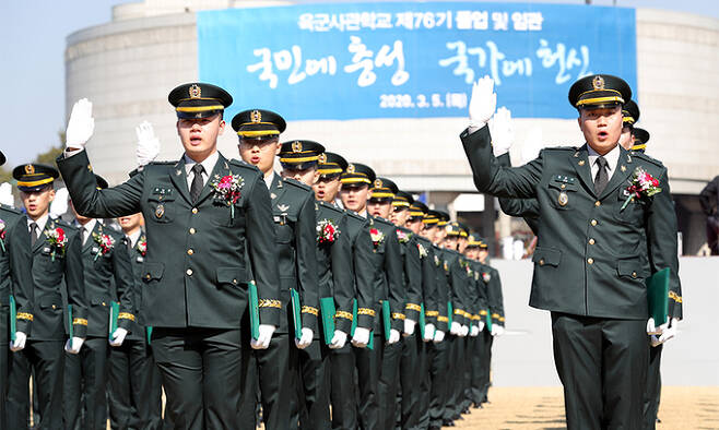 지난 2020년 3월 5일 서울 노원구 육군사관학교에서 열린 '육사 제76기 졸업·임관식'에서 신임 소위들이 임관 선서를 하고 있다. 뉴시스
