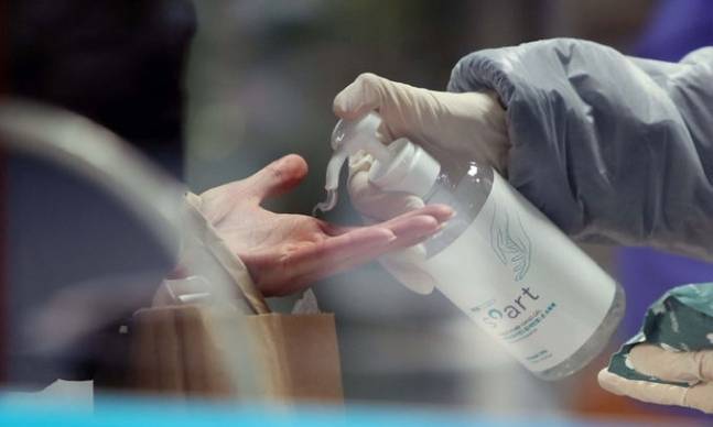 손에 신종 코로나바이러스 감염증(코로나19) 예방을 위해 손 소독제를 뿌리는 모습. 연합뉴스