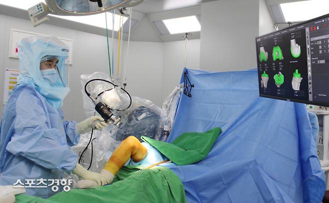 부산힘찬병원 정형외과 황금민 원장이 로봇인공관절수술을 하고 있다. 사진 힘찬병원 제공